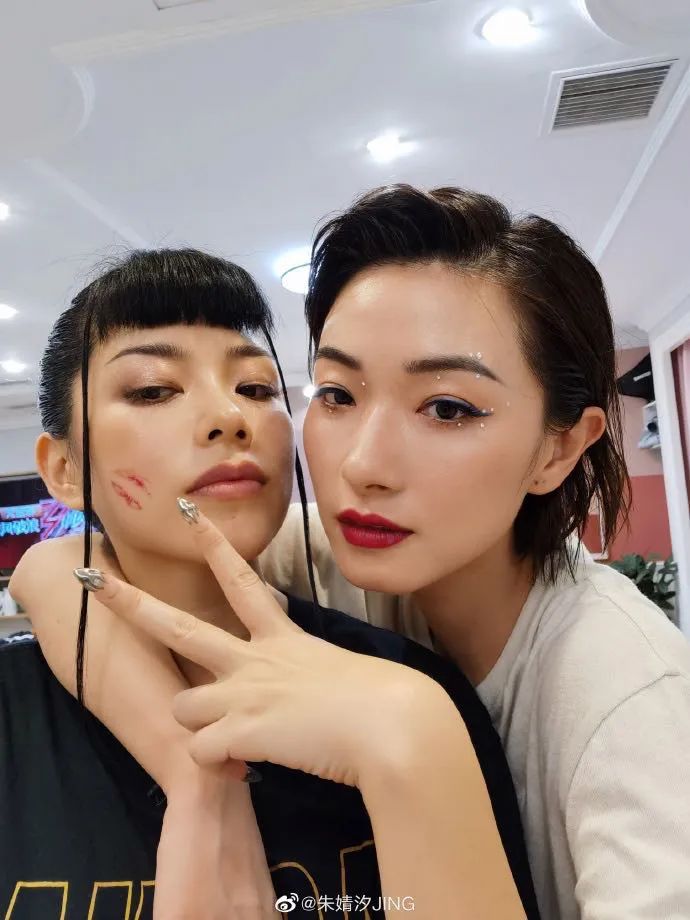 万茜蓝盈莹成功学的两副面孔