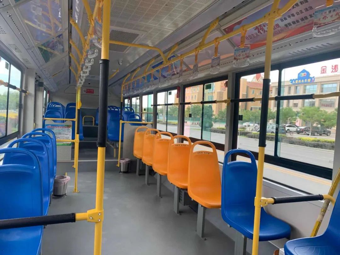 而让市民们更高兴的是乘坐在公交车里面的那种舒适感:宽敞,噪音小