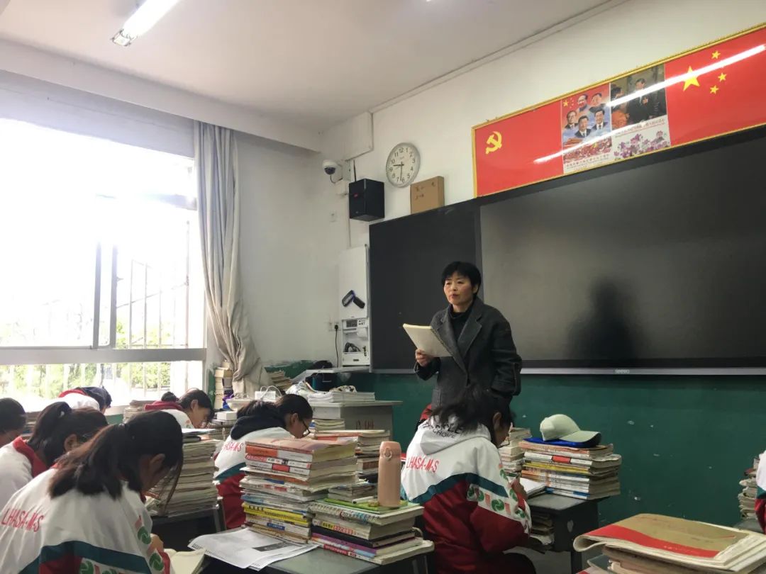 吕淑霞在班级上课"以前学生上学要交学费之类的,我们老师收完学费往