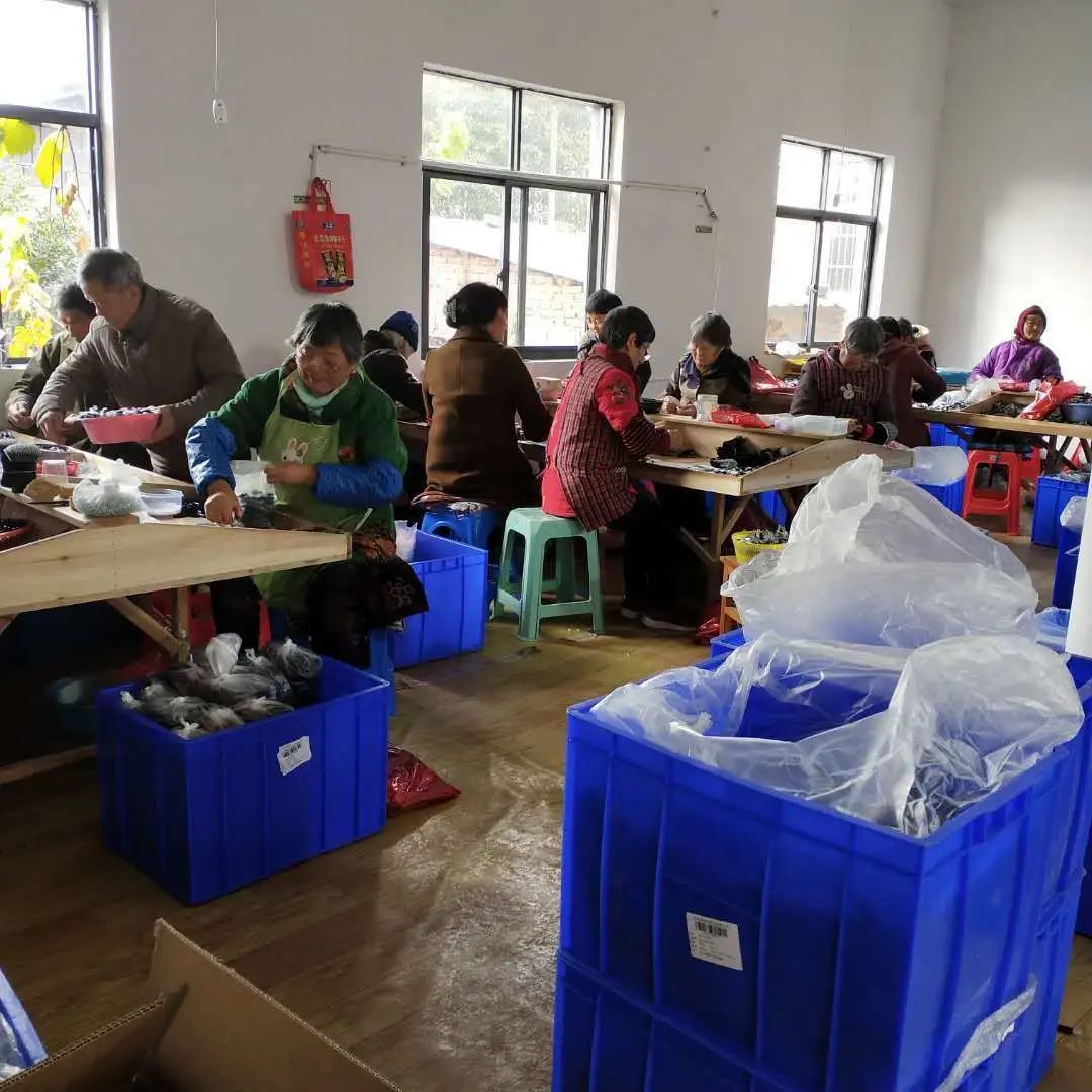 巾帼同胞齐合力来料加工促发展