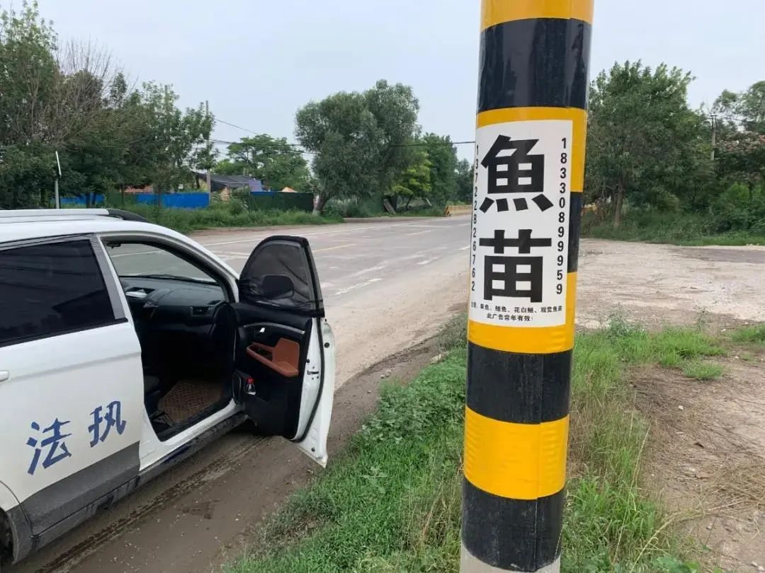 孤岛镇 清理小广告路域人居环境焕新颜