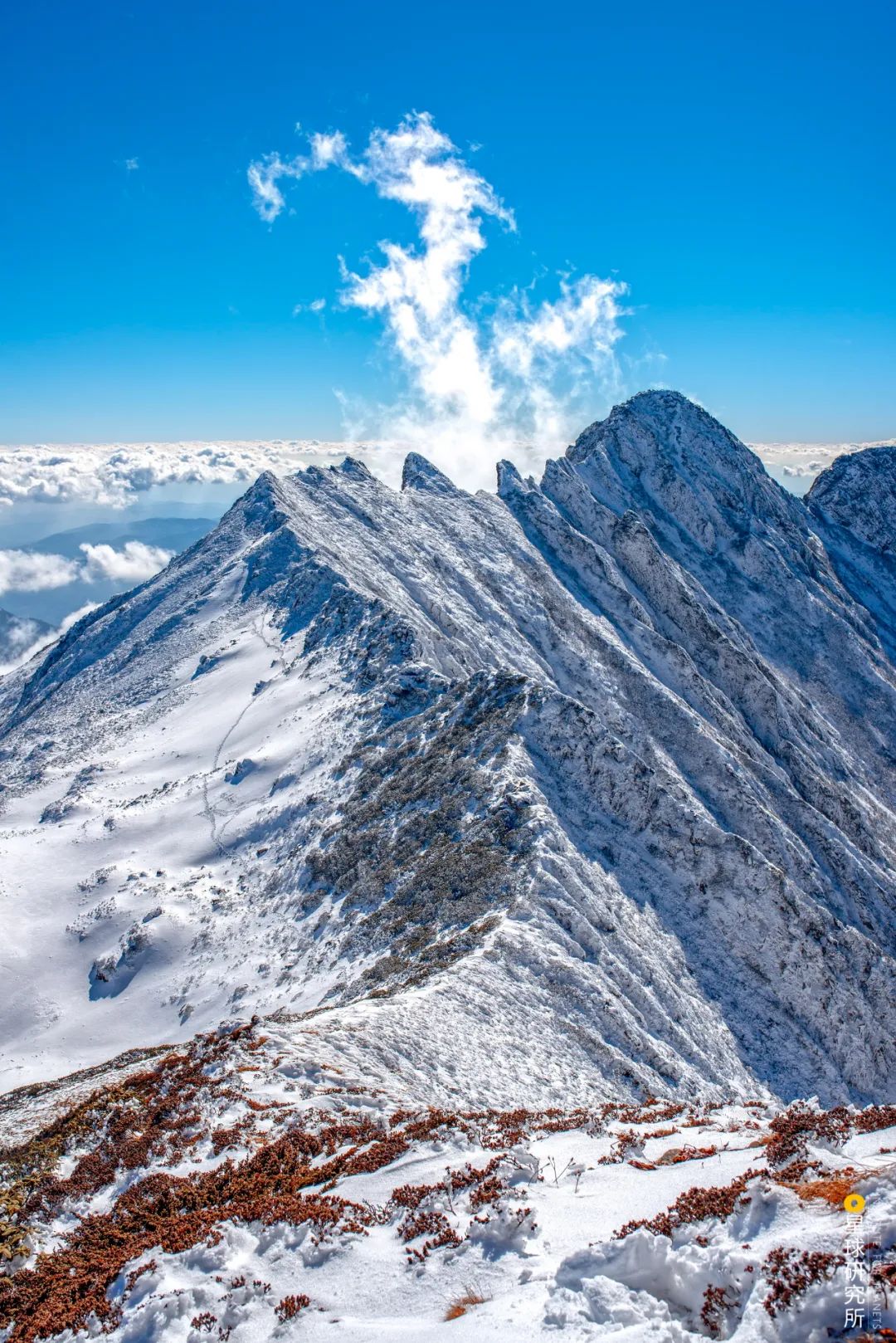 尖銳的角峰和刃脊冰川侵蝕山體數萬年前曾有冰川在此發育高山之上▼