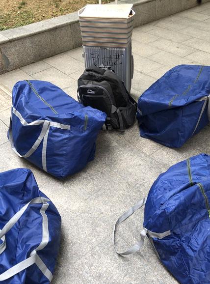 变身主播搬运工徐州老师为高校毕业生打包行李学生直呼比自己打包还