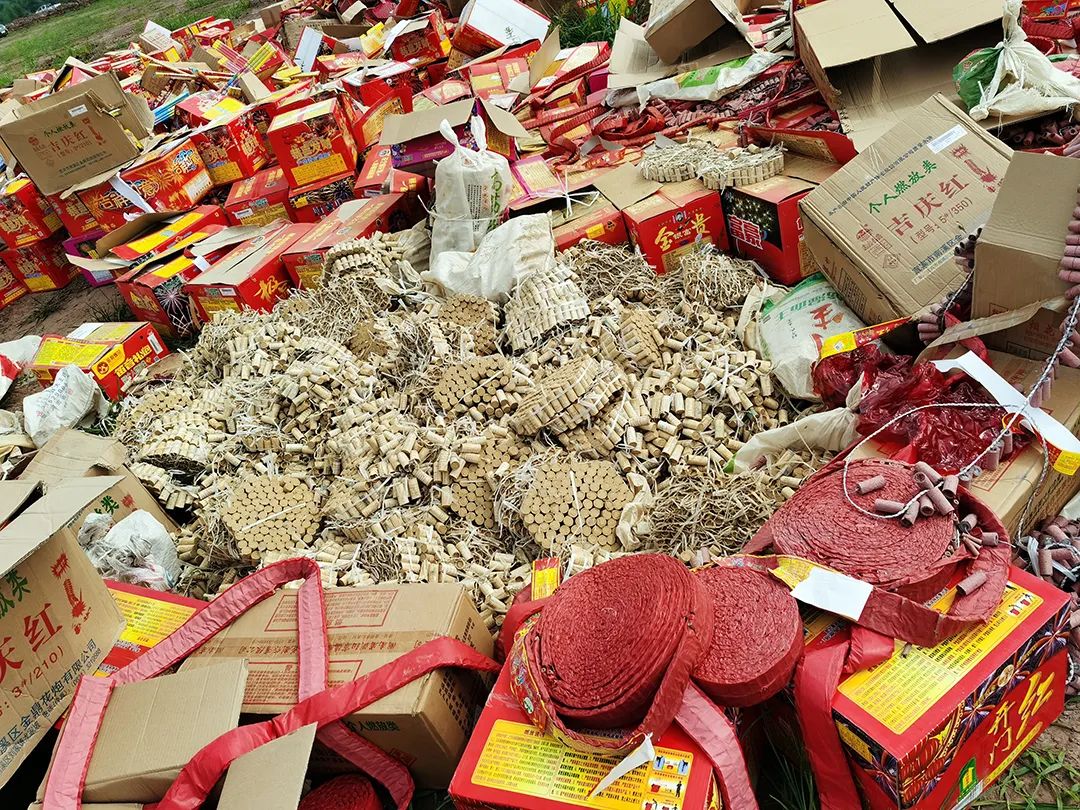 现场视频宜宾价值约30万7000多箱烟花爆竹被引爆燃了2个小时