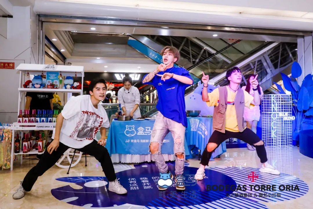 杭州盒马被蓝色刷屏据说偶像练习生和明星主厨都加入了