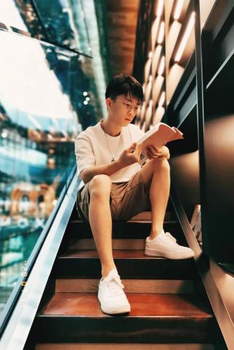 场外的刘虎贲性格开朗,文艺范十足,除了诗词歌赋,对