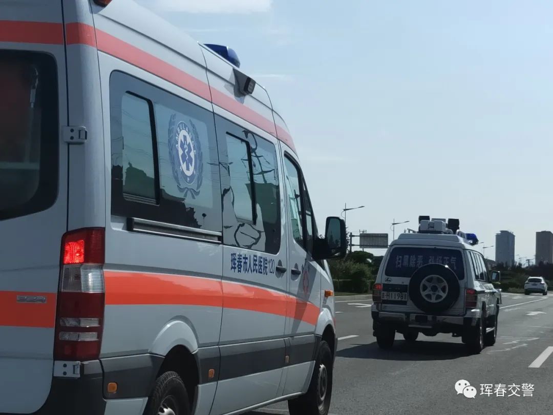 交警的最美瞬间交警为救护车开启绿色通道为生命保畅通