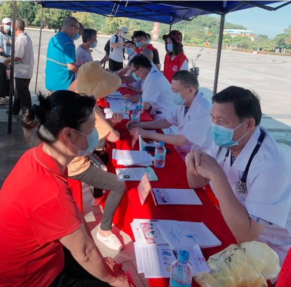 东门广场肇庆市第一人民医院医学博士团队7月18日上午▲义诊活动现场