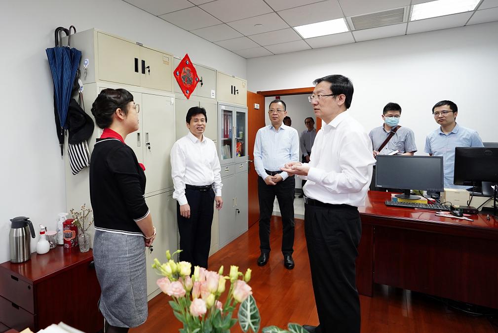 刘学新深入徐汇区调研