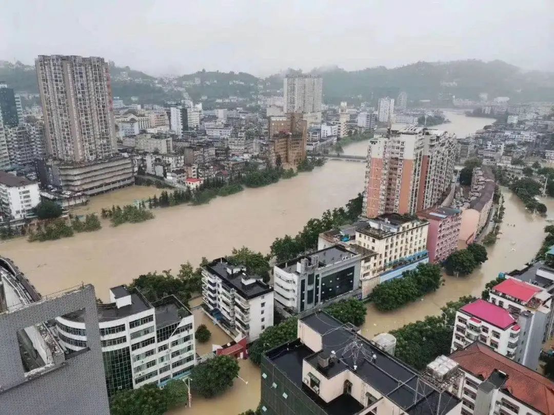 連日來,恩施遭暴雨襲擊 17日,清江河水位暴漲 恩施市城區多處被淹