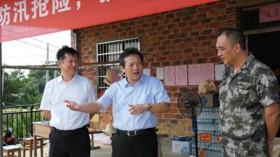 钟益民,县人大常委会主任胡鹏飞及县领导黄华辉,焦官印,付国成,喻长华