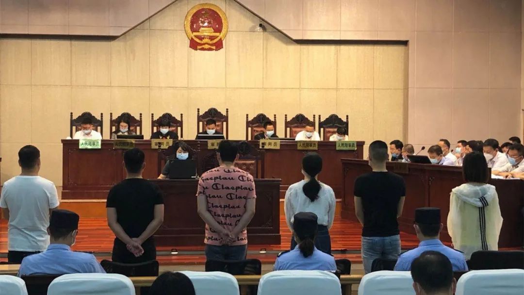 人,辩护人,未羁押被告人,旁听人员在马鞍山市中院第一法庭参加庭审