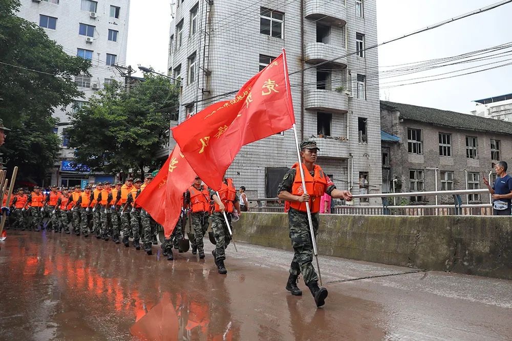 重庆万州洪水过后武警官兵全力奋战清淤一线