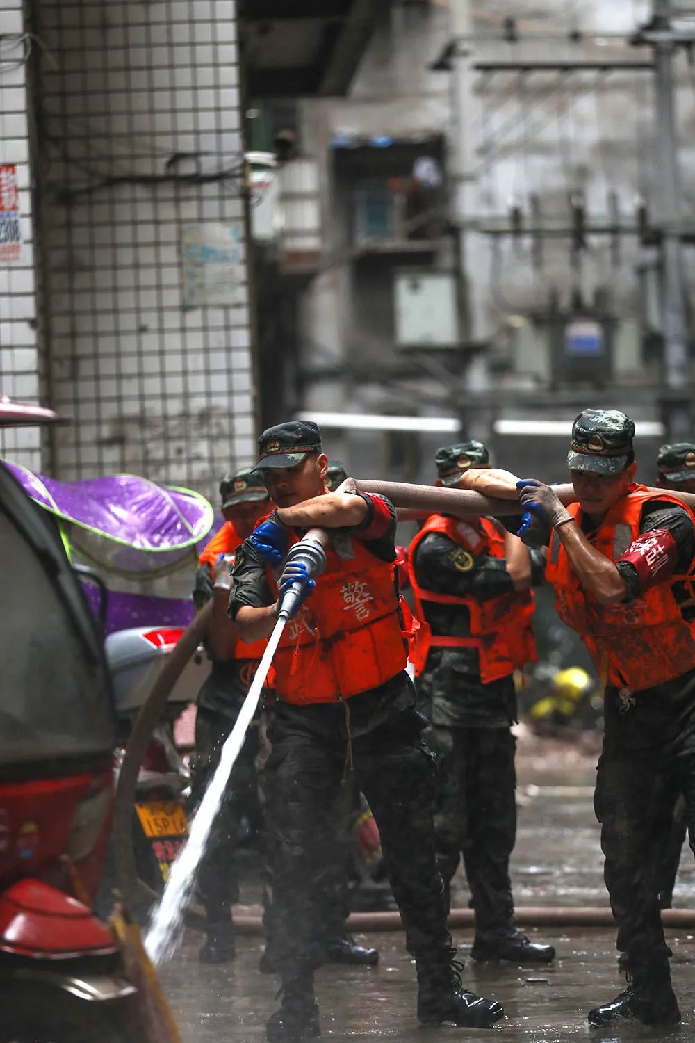 重庆万州洪水过后武警官兵全力奋战清淤一线