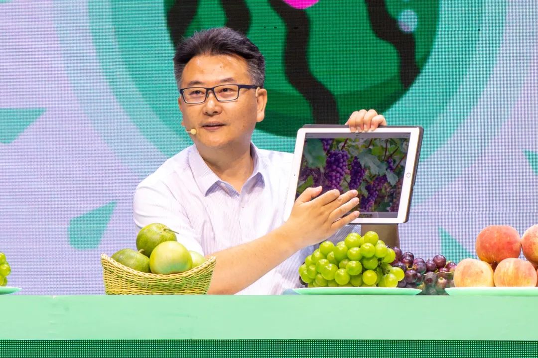 首先登场的是康桥镇党委副书记,镇长郭笑勇.