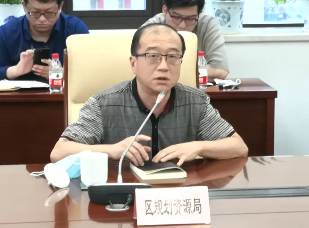 区房管局张振宇局长介绍了黄浦区加装电梯推进情况.