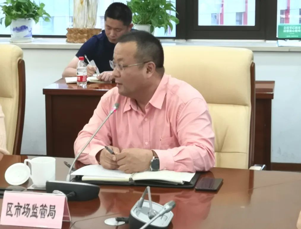 区房管局张振宇局长介绍了黄浦区加装电梯推进情况.