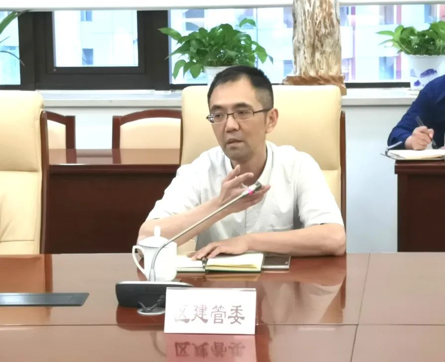 区房管局张振宇局长介绍了黄浦区加装电梯推进情况.