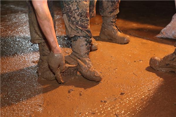 抗洪战士的十二时辰火箭军96713部队官兵参加抗洪抢险任务十昼夜记事