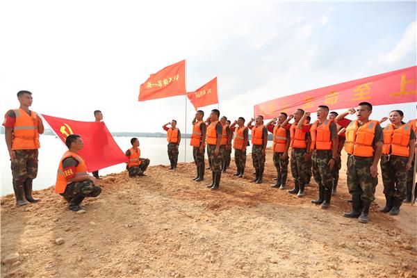 抗洪战士的十二时辰火箭军96713部队官兵参加抗洪抢险任务十昼夜记事