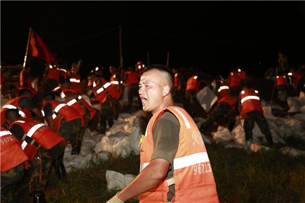 抗洪战士的十二时辰火箭军96713部队官兵参加抗洪抢险任务十昼夜记事