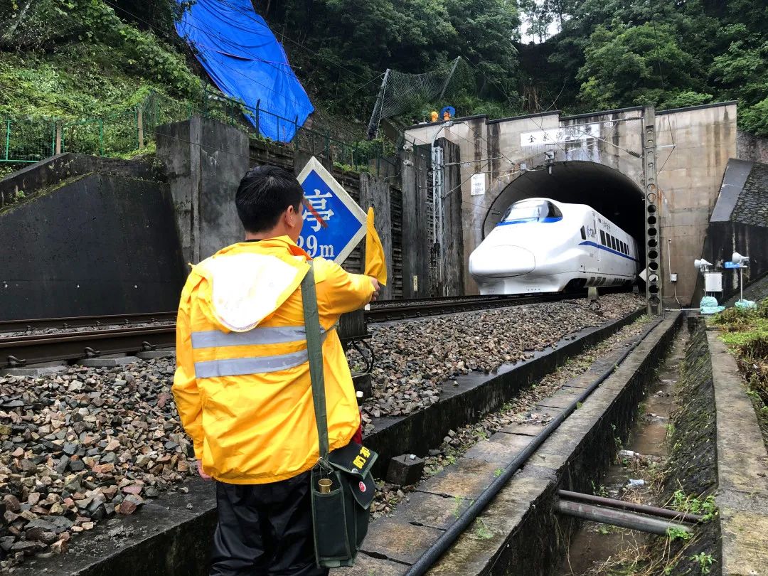 列车驶过暴雨中的宜万铁路