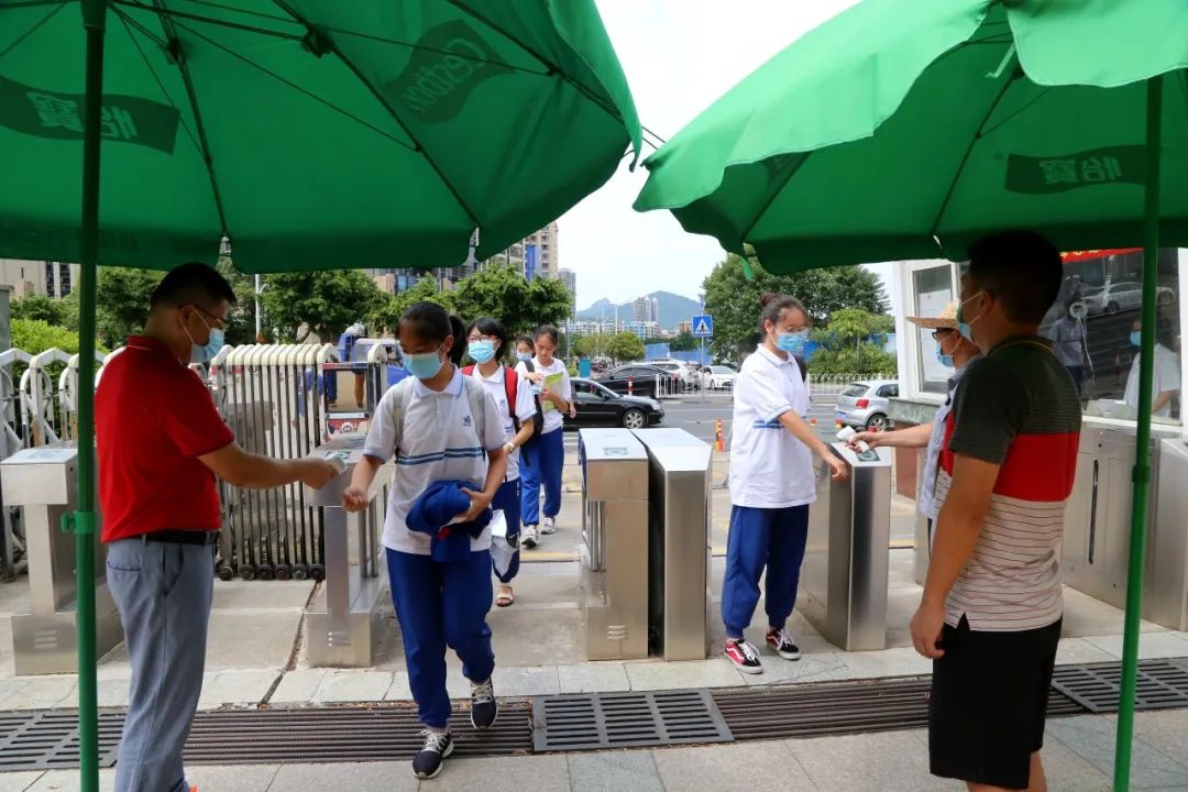00 距离考试开考还有1个小时 记者在广东北江实验学校, 市第九中学等