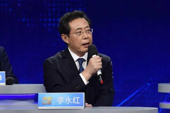 日照市市长李永红在《问政山东》节目现场回答提问.