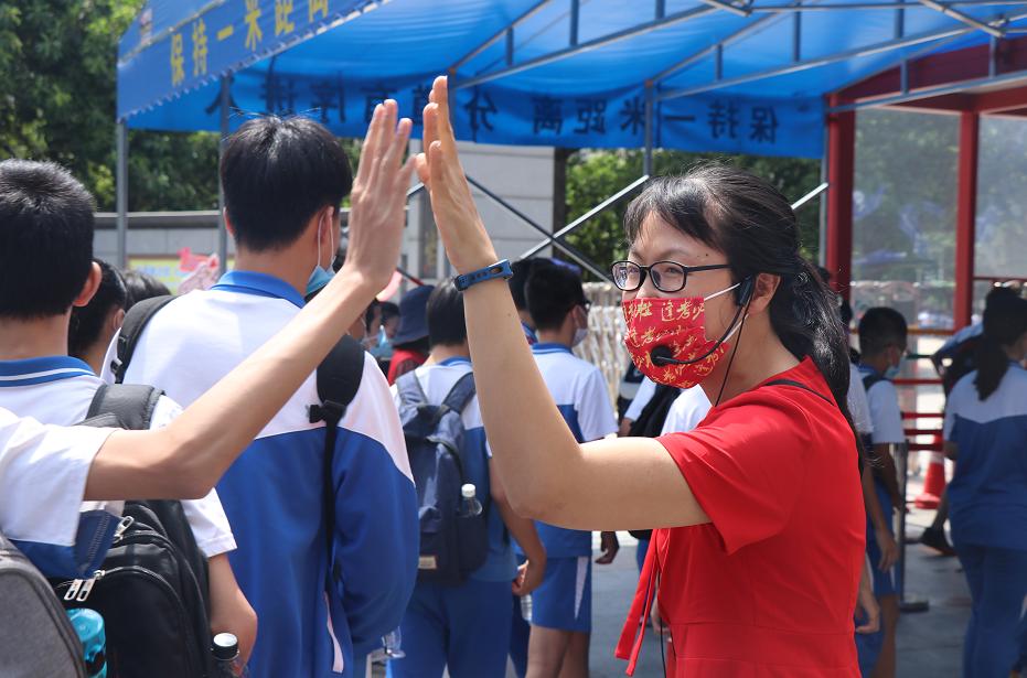 佛山十中的送考老师们特意定制了"逢考必胜"的红色口罩,来给学生加油.