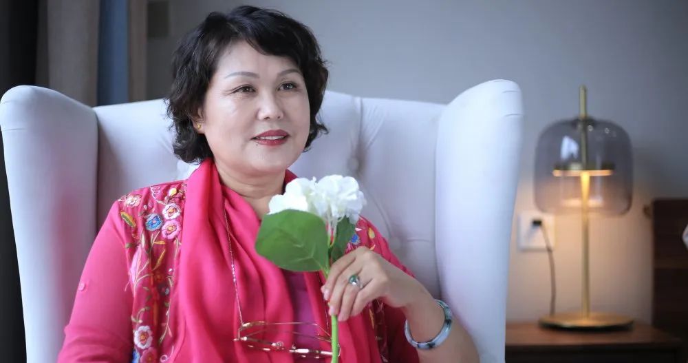 孙宁饰小美妈妈张涵饰主人公小美张涛饰张主管刘正饰剧中推销员高秀玲