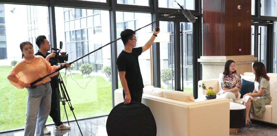 收音师 杨丽萍灯光师 张伟道具组导演说戏导戏现场拍摄中拍摄现场小美