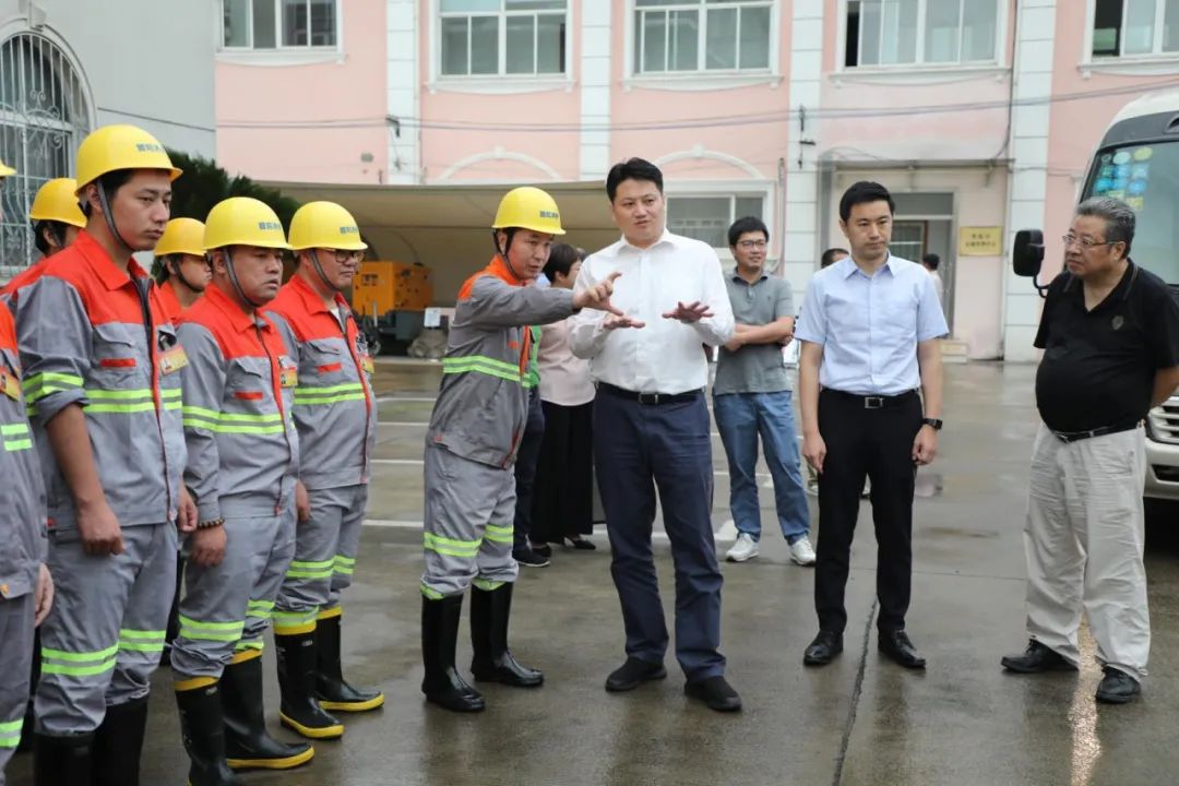 会前,曹立强,韩金华一行先后来到苏州河云岭西路段,曹杨新村街道沙溪