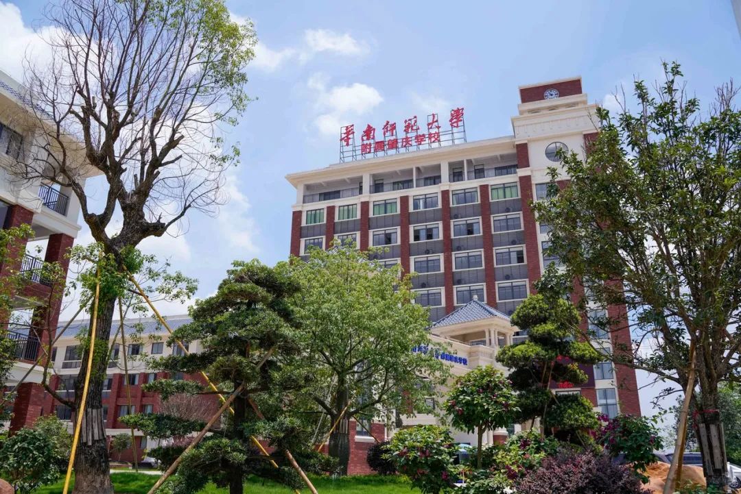 目前,广东肇庆中学,广外肇庆附属学校等学校已率先成立肇庆鼎新教育
