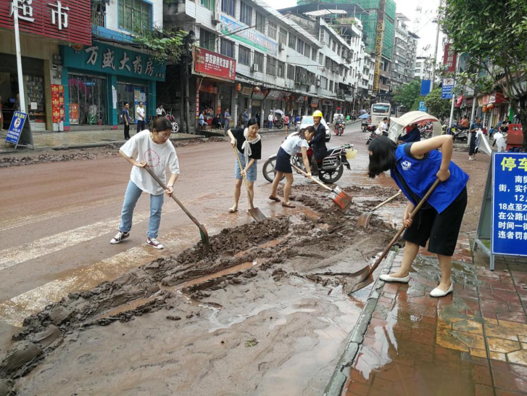 宣漢縣南壩鎮婦聯帶領女幹部查看災情連續的降雨,導致達州部分地區