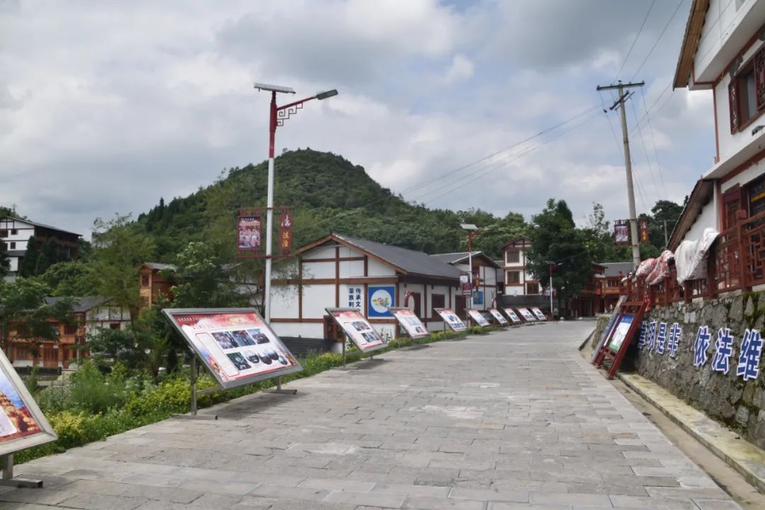 三个融合打造醉美苗乡马鬃苗族乡龙台村