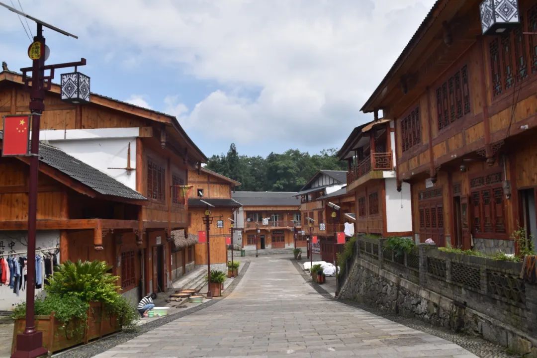 三个融合打造醉美苗乡马鬃苗族乡龙台村