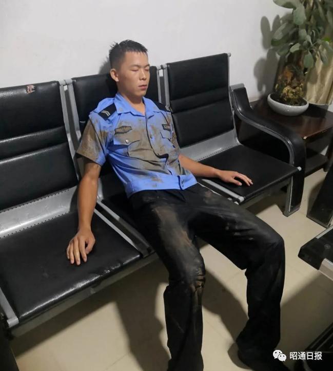 被救群众发自肺腑的说:危难时刻见真情,感谢人民警察,当看到民警出现