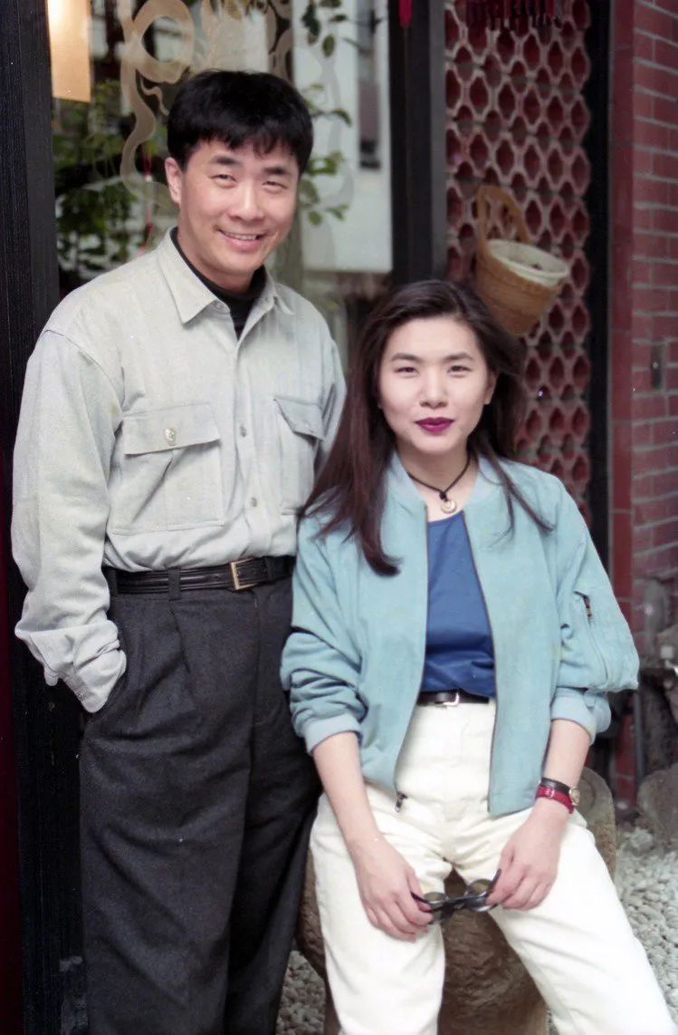 张清芳早年和音乐制作人曹俊鸿有一段十年之恋.