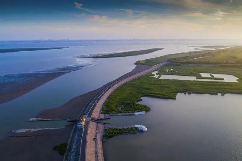 水库前世东风西沙水库地形狭长,像一弯新月,又像一尾刀鱼,静静地卧在