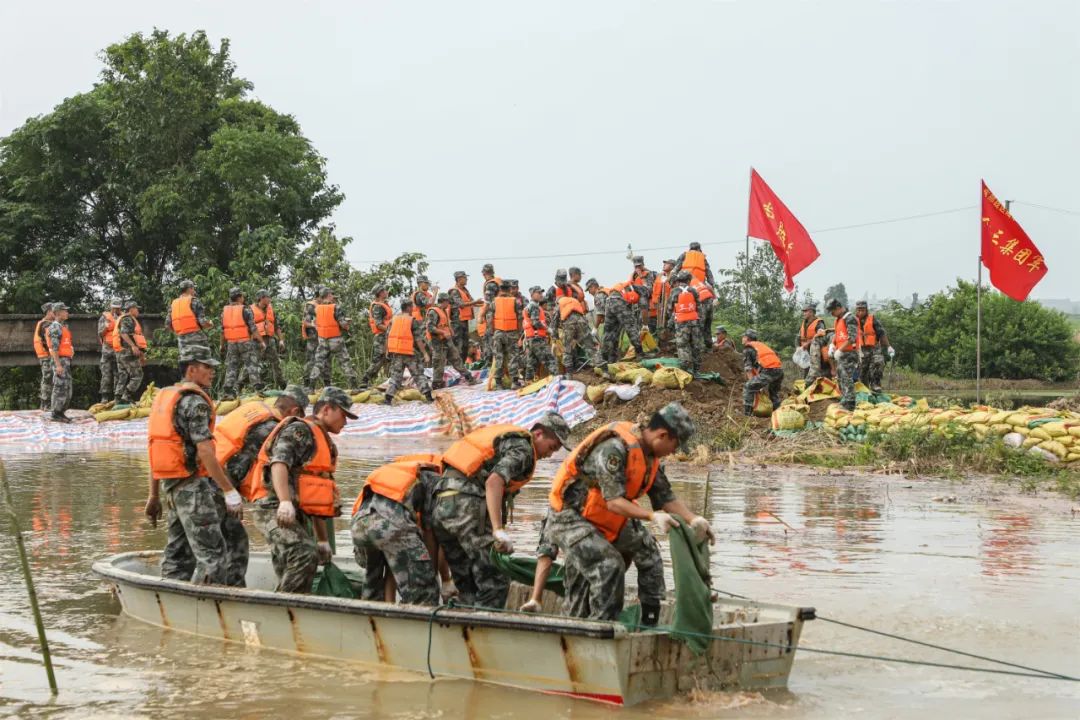 抗洪抢险英雄营再战九江战旗红