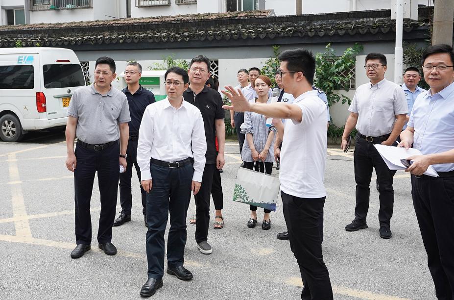 直击问题现场解决吴庆文四不两直调研园区文明创建