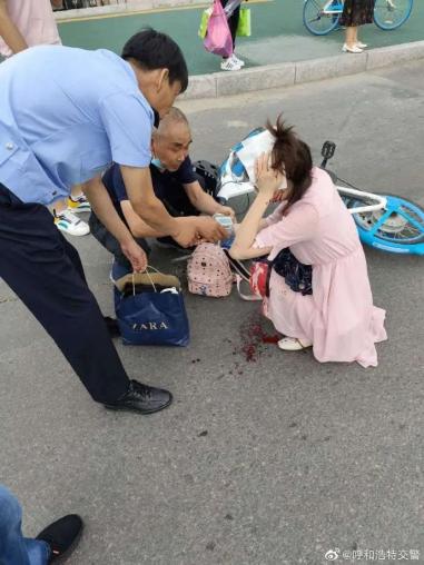 呼和浩特街頭一女子騎車摔倒在地頭部血流不止