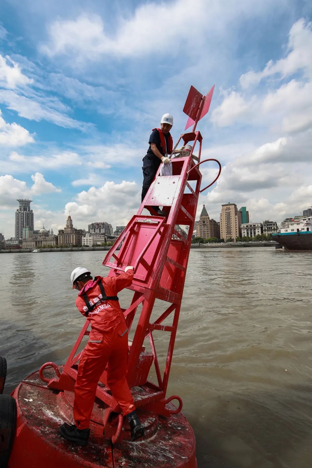 蓝色国土耕耘者吴志华巧手点亮航标灯的航标工匠