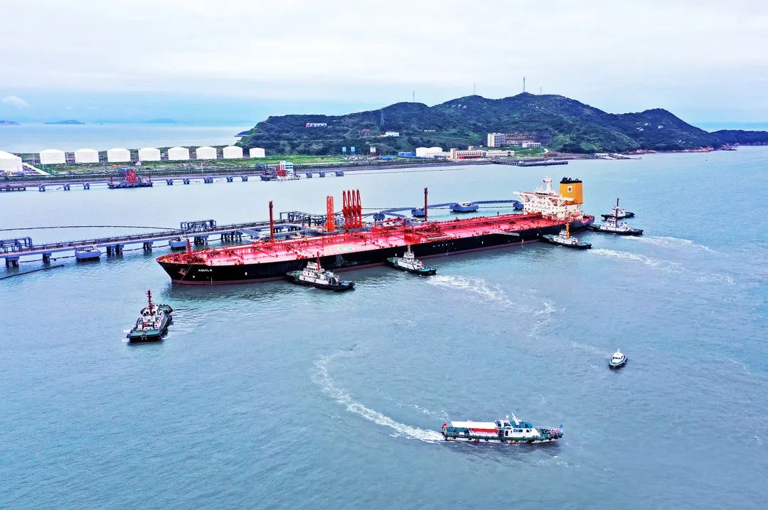 舟山海事护航首艘满载30万吨级油轮安全靠泊黄泽山石油储运基地