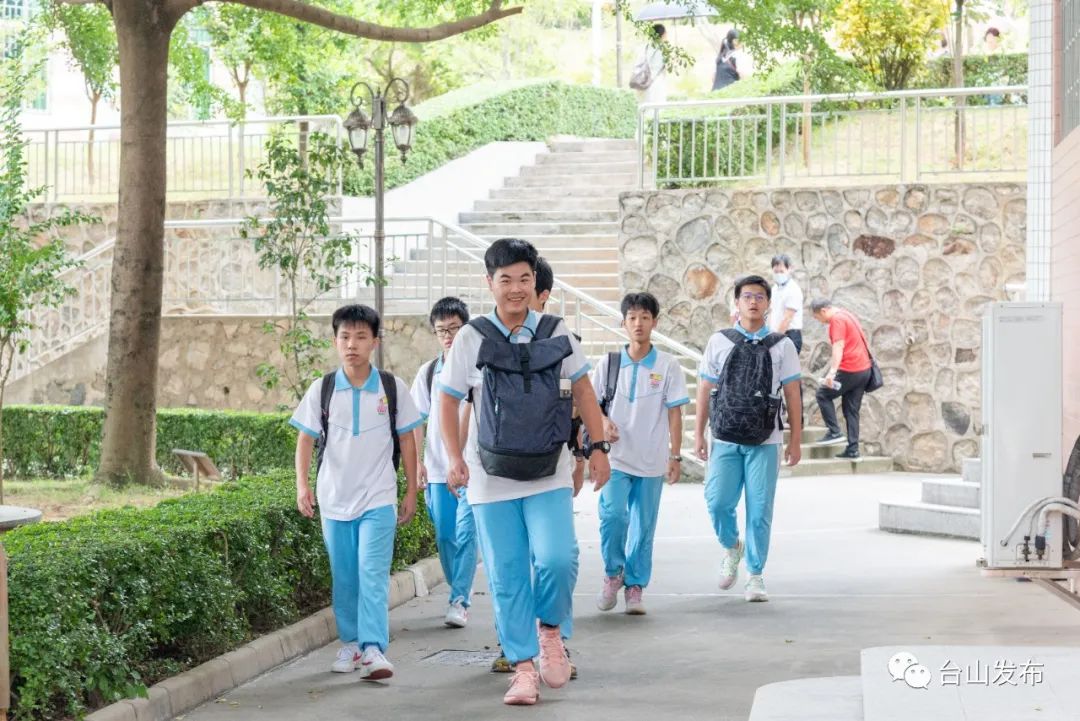 为他们的理想而奋斗神采奕奕走进学校参加考试的学生阿布在新宁中学和