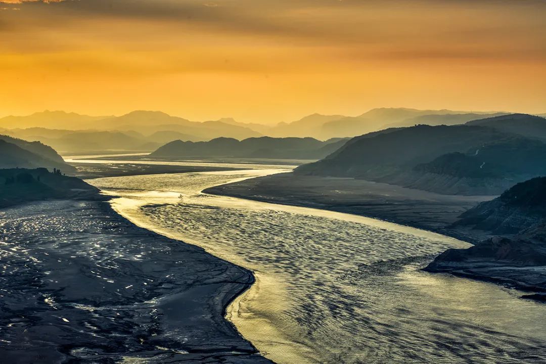 小浪底晒河床露库底黄河故道如此美