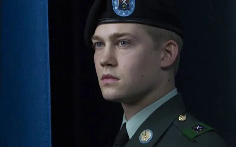 小说《追风筝的人》中的索拉博因为在战争中遭受虐待,到美国之后拒绝