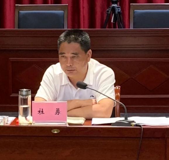 杜勇强调,在下一步工作中,各部门要迅速行动,突出重点,紧密结合自身的