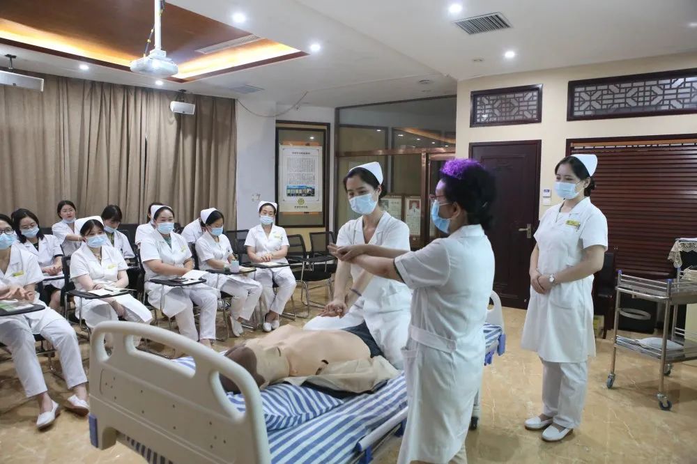 商丘市首次举办老年照护师养老护理员培训班培养医养结合型服务人才