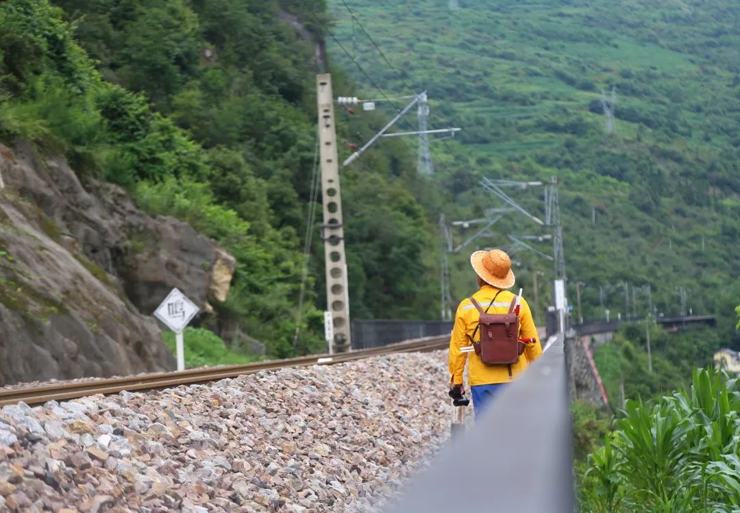 列车凌晨被拦停,"95后"铁路人冲进雨中……_澎湃